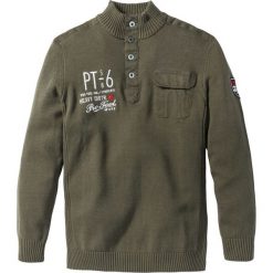 Sweter ze stójką Regular Fit bonprix ciemnooliwkowy. Swetry męskie bonprix. Za 59.99 zł.