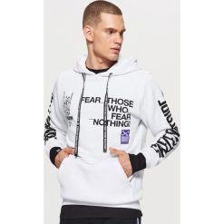 Bluza z kapturem BALTIC GAMES - Biały. Bluzy nierozpinane męskie marki Cropp. W wyprzedaży za 69.99 zł.