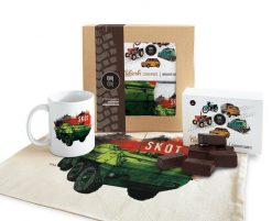 SKOT — paczka (Zawartość paczki: koszulka, torba, kubek, słodycze; Rozmiar koszulki / bluzy: L (męska); Kolor koszulki / bluzy: jasnoszary melanż; Rod. Szare bluzy nierozpinane męskie nikiniki, l, bez wzorów, z bawełny, biznesowe, bez ramiączek, bez kaptura. Za 169.00 zł.