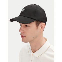 Czapka z daszkiem Guess. Czarne czapki męskie Guess, z aplikacjami. Za 99.99 zł.