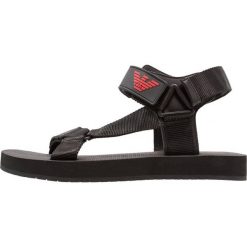 Emporio Armani SANDAL Sandały black red. Czarne sandały męskie Emporio Armani, z materiału, z otwartym noskiem. W wyprzedaży za 455.20 zł.