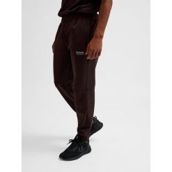 Jogging Hummel Tech Regular. Brązowe spodnie dresowe męskie HUMMEL, bez wzorów, z bawełny. Za 293.50 zł.