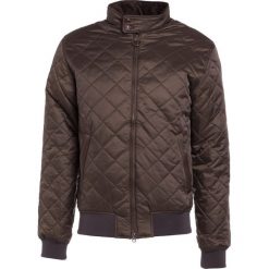Barbour ROMER JACKET Kurtka przejściowa olive. Kurtki męskie marki Barbour. W wyprzedaży za 629.25 zł.
