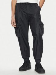 Nike Spodnie dresowe FB7911 010 Czarny Regular Fit. Czarne spodnie dresowe męskie Nike, bez wzorów, z dresówki. Za 449.99 zł.