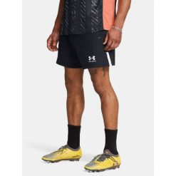 Spodenki piłkarskie męskie Under Armour Challenger Pro Woven. Czarne szorty sportowe męskie Under Armour, bez wzorów, sportowe. W wyprzedaży za 129.00 zł.