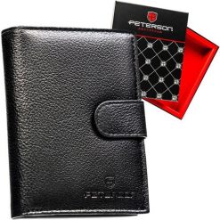 Czarny portfel męski ze skóry naturalnej zamykany zatrzaskiem i wyposażony w system RFID - Peterson. Czarne portfele męskie Peterson, bez wzorów, ze skóry. Za 139.99 zł.