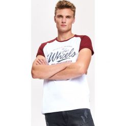 T-SHIRT MĘSKI Z KONTRASTOWYM RĘKAWEM. T-shirty męskie TOP SECRET. W wyprzedaży za 19.99 zł.