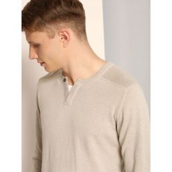 SWETER DŁUGI RĘKAW MĘSKI Z GUZIKIEM. Szare swetry męskie TOP SECRET, bez wzorów, klasyczne, bez kołnierzyka, bez ramiączek. W wyprzedaży za 49.99 zł.