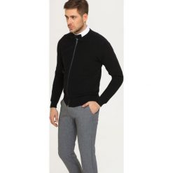KARDIGAN DŁUGI RĘKAW MĘSKI Z ZAMKIEM. Kardigany męskie marki TOP SECRET. W wyprzedaży za 59.99 zł.