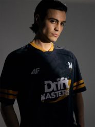 4F Koszulka szybkoschnąca uniseks 4F x Drift Masters - czarne L/XL. Czarne t-shirty męskie 4f, l, bez wzorów, z dzianiny, bez kołnierzyka, bez ramiączek. Za 199.99 zł.