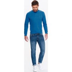 SPODNIE MĘSKIE JEANSOWE Z PRZETARCIAMI. Spodnie na co dzień męskie TOP SECRET. W wyprzedaży za 49.99 zł.