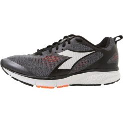 Diadora KURUKA 2 Obuwie do biegania treningowe black/orange vibrant. Czarne buty do biegania męskie Diadora, z materiału. W wyprzedaży za 356.15 zł.