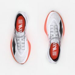 Buty do biegania męskie Kiprun Kipstorm Tempo. Białe buty do biegania męskie KIPRUN, bez wzorów, bez zapięcia, do biegania. Za 549.99 zł.