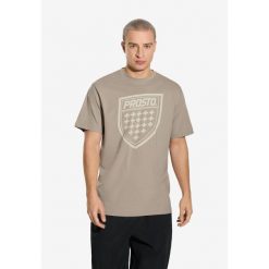 Koszulka sportowa męska Prosto Shield z krótkim rękawem. Brązowe długie spodnie sportowe męskie Prosto., bez wzorów, z dresówki, krótkie. W wyprzedaży za 86.99 zł.