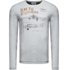 T-shirt AERONAUTICA MILITARE Szary. Szare koszulki męskie z długim rękawem Aeronautica Militare, moro, z włoskim kołnierzykiem, z długim rękawem. Za 260.00 zł.