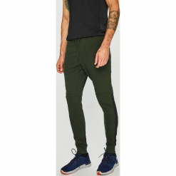 Under Armour - Spodnie. Czarne spodnie dresowe męskie marki Under Armour, z bawełny. W wyprzedaży za 219.90 zł.