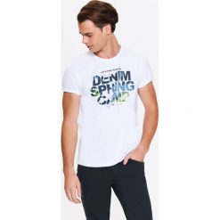 T-SHIRT MĘSKI Z NADRUKIEM. Białe t-shirty męskie TOP SECRET, l, bez wzorów, z bawełny, bez kołnierzyka, bez ramiączek. W wyprzedaży za 29.99 zł.