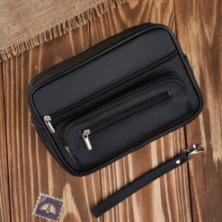 Saszetka męska skórzana do ręki praktyczna duża czarna Abruzzo ABR-12. Czarne saszetki męskie bez wzorów, ze skóry, eleganckie, do ręki, duże. Za 99.99 zł.