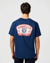 MESKA KOSZULKA WRANGLER GRAPHIC TEE NAVY 112362806. Niebieskie t-shirty męskie Wrangler, xxl, bez wzorów, bez kołnierzyka, bez ramiączek. Za 79.99 zł.