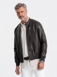 Kurtka męska z imitacji skóry ze stójką - ciemnobrązowa V1. Brązowe kurtki męskie Ombre Clothing, l, bez wzorów, z materiału, eleganckie, bez ramiączek, bez kaptura. Za 399.99 zł.