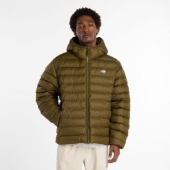 Kurtka zimowa męska New Balance MO53500WDL – zielona. Zielone kurtki męskie New Balance, na zimę, m, z aplikacjami, z materiału, bez ramiączek, z kapturem. Za 779.99 zł.