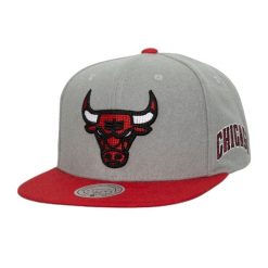 Czapka typu snapback Mitchell & Ness Melt Stitch Chicago Bulls. Szare czapki męskie Mitchell & Ness, bez wzorów, eleganckie. Za 226.50 zł.