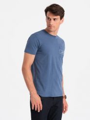 Bawełniany męski t-shirt z nadrukiem na kieszonce Ombre Streetstyle – indygo V9 - Rozmiar: S. Niebieskie t-shirty męskie Ombre Clothing, m, bez wzorów, z bawełny, bez kołnierzyka, bez ramiączek. W wyprzedaży za 24.99 zł.