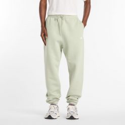 Spodnie męskie New Balance MP41503GAS – miętowe. Zielone spodnie dresowe męskie New Balance, bez wzorów, z bawełny. Za 249.99 zł.