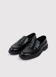 PAKO LORENTE – Czarne lakierowane mokasyny męskie. Czarne mokasyny męskie Pako Lorente, z lakierowanej skóry, bez zapięcia. Za 399.99 zł.