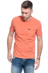 MĘSKI T-SHIRT LEE SS POCKET TEE PAPRIKA L64PSWNI 112115854. T-shirty męskie Lee, l, bez wzorów, bez kołnierzyka, bez ramiączek. W wyprzedaży za 49.99 zł.