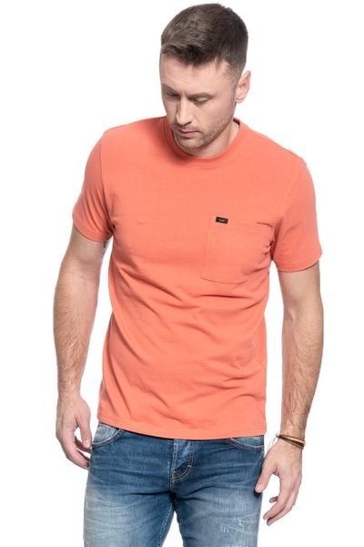 MĘSKI T-SHIRT LEE SS POCKET TEE PAPRIKA L64PSWNI 112115854. T-shirty męskie Lee, l, bez wzorów, bez kołnierzyka, bez ramiączek. W wyprzedaży za 49.99 zł.