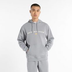 Bluza męska New Balance MT51516YST – szara. Szare bluzy nierozpinane męskie New Balance, m, z aplikacjami, z bawełny, klasyczne, bez ramiączek, z kapturem. Za 189.99 zł.