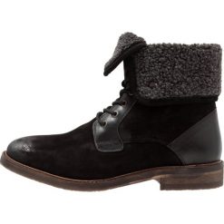 Steve Madden TURNTUP Botki sznurowane black. Czarne buty zimowe męskie Steve Madden, z materiału. W wyprzedaży za 440.30 zł.