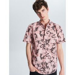 Koszula z nadrukiem all over - Różowy. Koszule męskie marki Cropp. Za 59.99 zł.