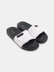 Klapki z rzepem NASA - biały. Białe klapki i japonki męskie Sinsay, bez wzorów. Za 39.99 zł.