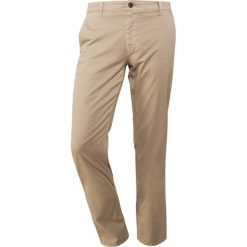 BOSS CASUAL Chinosy light pastel / brown. Eleganckie spodnie męskie marki BOSS CASUAL. W wyprzedaży za 356.15 zł.