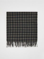 Szalik w kratę z wiskozą - ciemnoszary. Szare szaliki męskie Reserved, bez wzorów, z wiskozy. Za 79.99 zł.