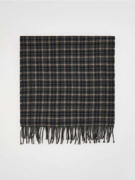 Szalik w kratę z wiskozą - ciemnoszary. Szare szaliki męskie Reserved, bez wzorów, z wiskozy. Za 79.99 zł.