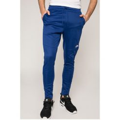 Nike Sportswear - Spodnie. Długie spodnie sportowe męskie marki Nike Sportswear. W wyprzedaży za 179.90 zł.