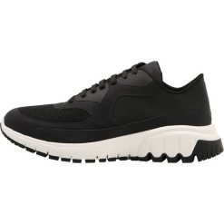 Neil Barrett URBAN RUNNER Sneakersy niskie black. Buty sportowe na co dzień męskie marki Neil Barrett. W wyprzedaży za 980.85 zł.