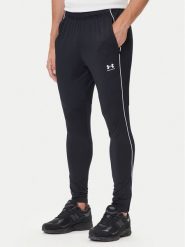 Under Armour Spodnie dresowe Challenger Training 6004044 Czarny Slim Fit. Czarne długie spodnie sportowe męskie Under Armour, bez wzorów, z dresówki, do piłki nożnej. Za 209.99 zł.