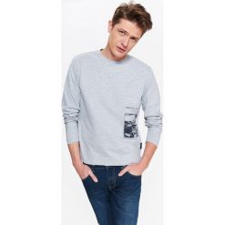 BLUZA MĘSKA NIEROZPINANA Z APLIKACJĄ. Bluzy nierozpinane męskie TOP SECRET. W wyprzedaży za 24.99 zł.