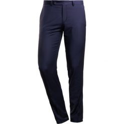 Bruuns Bazaar KARL Spodnie garniturowe navy. Eleganckie spodnie męskie marki Bruuns Bazaar. W wyprzedaży za 503.40 zł.
