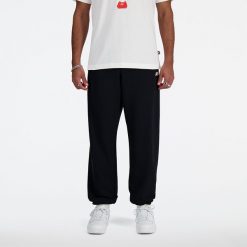 Spodnie męskie New Balance MP41519BK – czarne. Czarne spodnie dresowe męskie New Balance, bez wzorów, z bawełny. Za 249.99 zł.