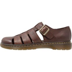 Dr. Martens FENTON FISHERMANS Półbuty wsuwane dark brown. Brązowe codzienne półbuty męskie Dr. Martens, z materiału. W wyprzedaży za 370.30 zł.