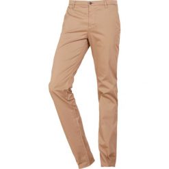 BOSS ATHLEISURE ROGAN Chinosy medium beige. Brązowe eleganckie spodnie męskie BOSS ATHLEISURE, z bawełny. Za 539.00 zł.