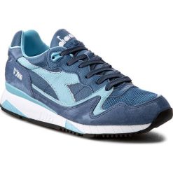Sneakersy DIADORA - V7000 Italia 501.170942 01 C6582 Air Blue/Dark Blue. Niebieskie buty sportowe na co dzień męskie Diadora, z materiału, klasyczne. W wyprzedaży za 369.00 zł.