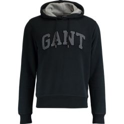 GANT EMBRODERY HOODIE Bluza z kapturem black. Bluzy nierozpinane męskie marki Gant. W wyprzedaży za 377.10 zł.
