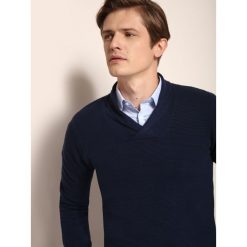 SWETER DŁUGI RĘKAW MĘSKI. Niebieskie swetry męskie marki TOP SECRET, bez wzorów, z dzianiny, biznesowe, bez kołnierzyka, bez ramiączek. W wyprzedaży za 59.99 zł.