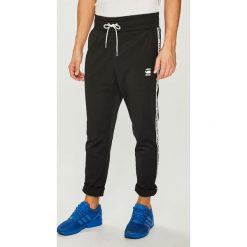 G-Star Raw - Spodnie. Szare spodnie na co dzień męskie G-Star Raw, z bawełny, casualowe. Za 419.90 zł.
